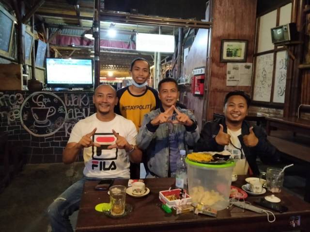 Acara silaturahmi dengan Kang Pri di salah satu kafe di Kota Malang pada Minggu (05/09/2021), Supriyadi (kiri), Herlianto. A (belakang), Hendrik (tengah) dan Ach. Faisol (kanan). (Foto : Herlianto. A/Tugu Malang/Tugu Jatim)