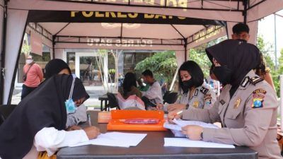 Masyarakat Kota Batu mengikuti vaksinasi massal di Polres Batu, Kamis (23/09/2021). (Foto: Polres Batu) capaian vaksinasi dosis kedua kota batu tugu jatim