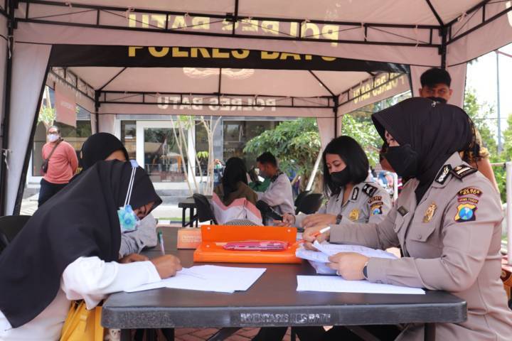 Masyarakat Kota Batu mengikuti vaksinasi massal di Polres Batu, Kamis (23/09/2021). (Foto: Polres Batu/Tugu Jatim)  