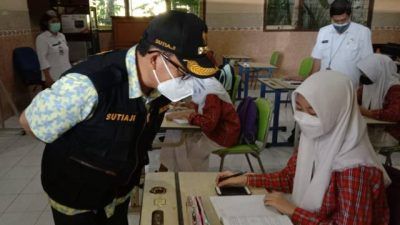 Wali Kota Malang Sutiaji saat menyapa salah satu siswi dalam tinjauan PTM di SMPN 5 Kota Malang, Rabu (08/09/2021). (Foto: M. Sholeh/Tugu Malang/Tugu Jatim)