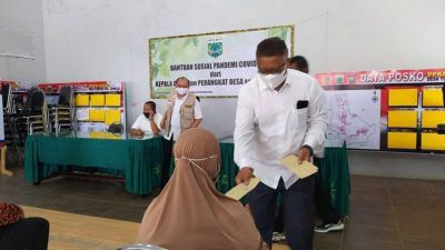 Para kepala desa di Kota Batu urunan menyisihkan gajinya dan dibagikan kepada warga terdampak pandemi Covid-19, Rabu (15/09/2021). (Foto: M. Ulul Azmy/Tugu Malang/Tugu Jatim)