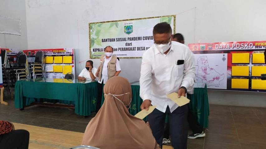 Para kepala desa di Kota Batu urunan menyisihkan gajinya dan dibagikan kepada warga terdampak pandemi Covid-19, Rabu (15/09/2021). (Foto: M. Ulul Azmy/Tugu Malang/Tugu Jatim)