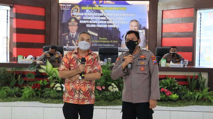 Dr Aqua Dwipayana dan Kabagops Polres Tuban Kompol Budi Santoso.(Foto: Dokumen/Tugu Jatim)