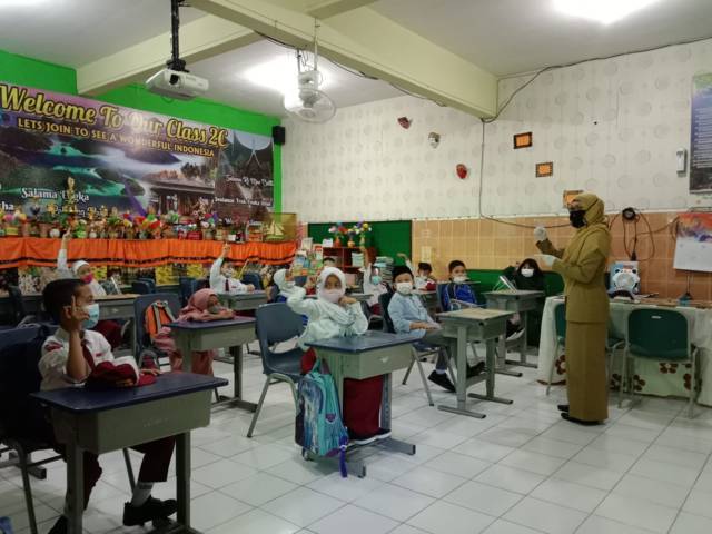 Para siswa menjalani pembelajaran tatap muka di sekolah. (Foto: M. Sholeh/Tugu Malang/Tugu Jatim)