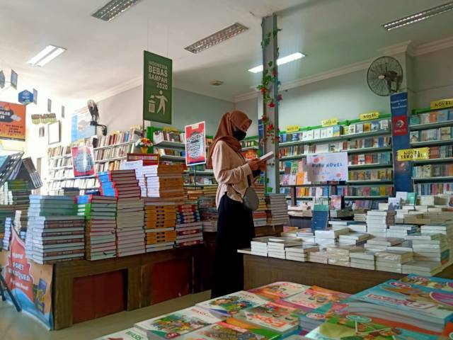 Salah satu pengunjung Toko Buku Togamas Bojonegoro tampak sedang memilih buku pada Rabu (01/09/2021). (Foto: Mila Arinda/Tugu Jatim)