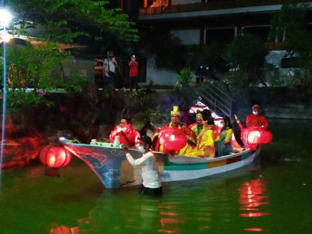 Beberapa umat Konghucu juga ada yang naik perahu memutari kolam sembari menikmati suasana bulan purnama. (Foto: Mochamad Abdurrochim/Tugu Jatim)