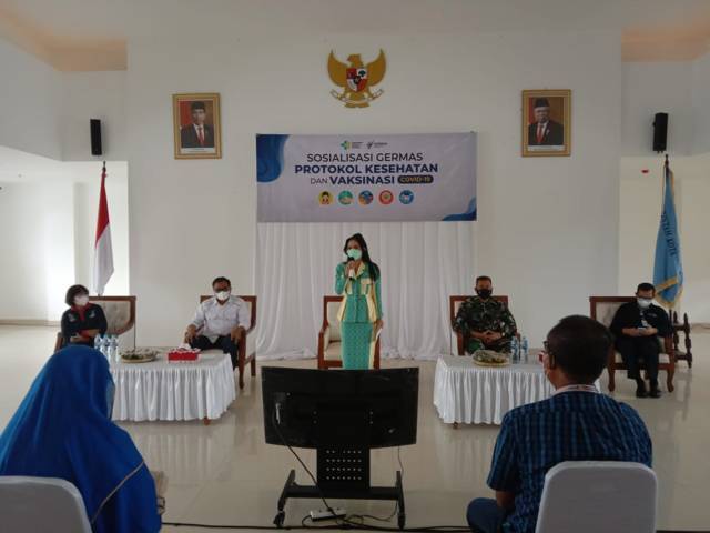Anggota Komisi IX DPR RI Krisdayanti memberikan sambutan dalam sosialisasi program Germas Prokes dan Vaksinasi di Kota Malang, Sabtu (04/09/2021). (Foto: M. Sholeh/Tugu Malang/Tugu Jatim)
