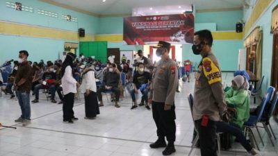 Kapolres Malang AKBP Raden Bagoes Wibisono saat memantau langsung pelaksanaan Vaksinasi Merdeka di SMKN 1 Singosari, Rabu (22/09/2021). (Foto: Rizal Adhi Pratama/Tugu Malang/Tugu Jatim)