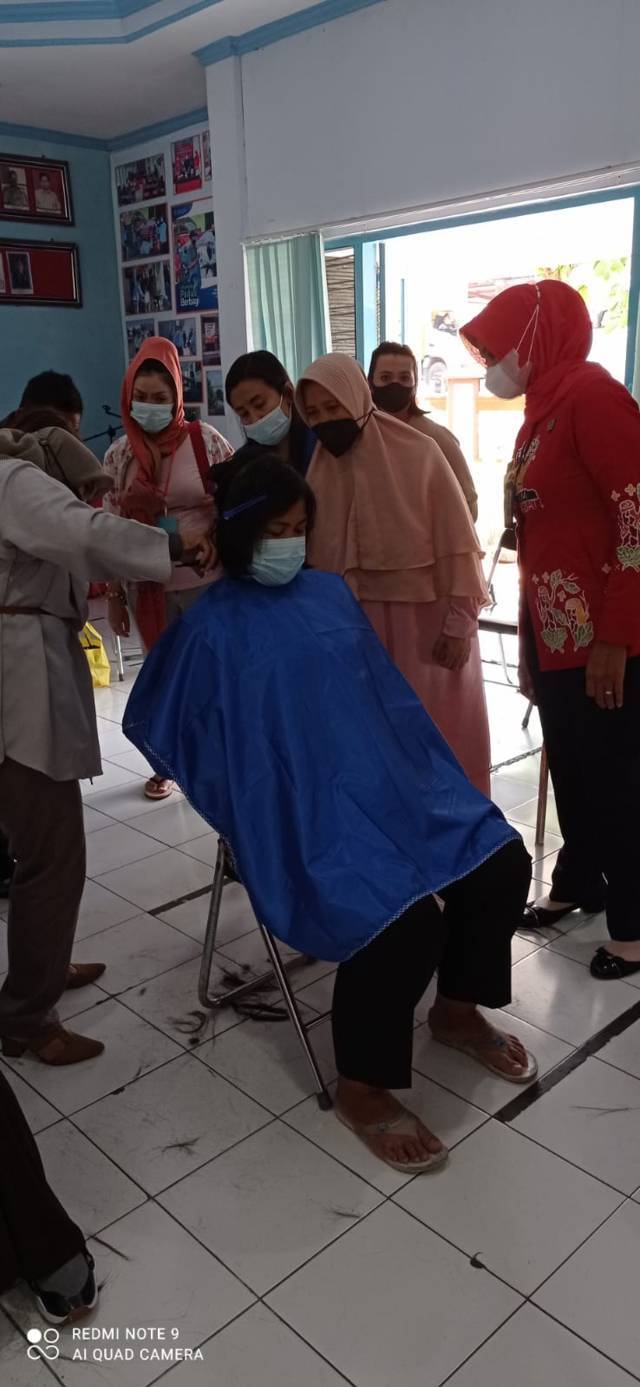 Eks warga binaan langsung praktik pada pelatihan potong rambut dan creambath yang digelar KoPPI bersama Bapas Kelas 1 Surabaya pada Kamis (09/09/2021).(Foto: Dokumen/Tugu Jatim) 