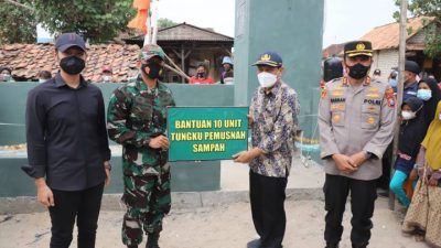 Komandan Kodim 0811 Letkol Infantri Villiala Romadon bersama Bupati Tuban Aditya Halindra Faridzky (kiri) dan Kapolres Tuban AKBP Darman memberikan bantuan tungku sampah kepada warga, Minggu (05/09/2021). (Foto: Diskominfo Tuban/Tugu Jatim)