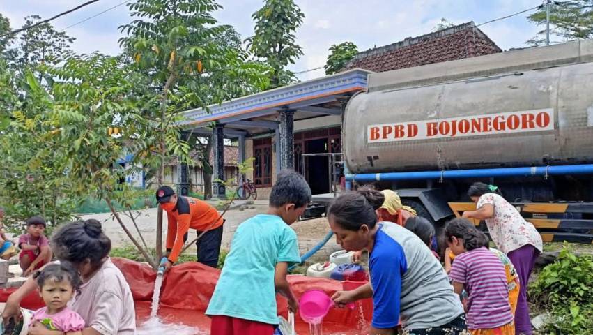 BPBD Bojonegoro mendistribusikan air bersih di Desa Pelem, Kecamatan Purwosari, Selasa (14/09/2021). (Foto: BPBD Bojonegoro/Tugu Jatim)