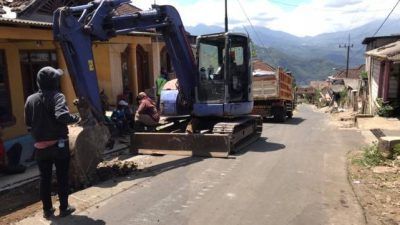 Proses pengerjaan jalan tembus Dusun Toyomerto ke Kelurahan Ngaglik Kota Batu. (Foto: M. Ulul Azmy/Tugu Malang/Tugu Jatim)