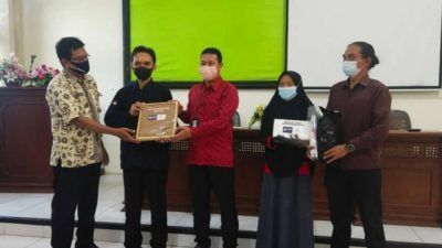 Dari kiri, Kasi Pemberdayaan Dinas Sosial Minto Ihtiar, Ketua Pertuni Andi Puryono, Koordinator Wilayah Program I-SEE Kabupaten Tuban Rudi Wibowo, perwakilan difabel netra Monika, dan Project Manager Program I-SEE M. Marsudi saat prosesi penerimaan alat bantu rehabilitasi secara simbolis pada Jumat (27/08/2021). (Foto: Erna Kusuma Sari/Tugu Jatim)