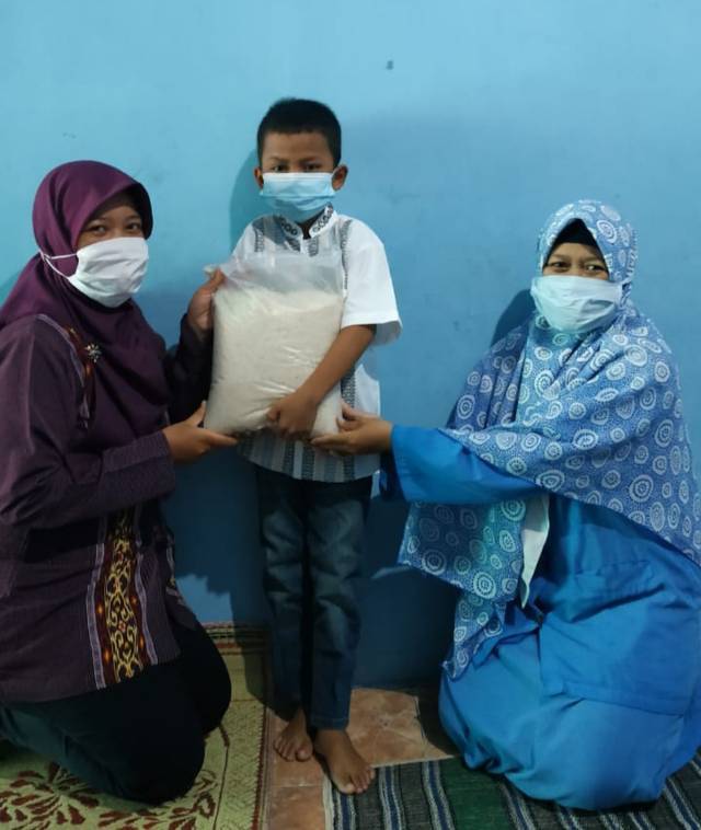 LSM KOMPIP membagikan sembako kepada masyarakat Surakarta. (Foto: Dokumen/Tugu Jatim)