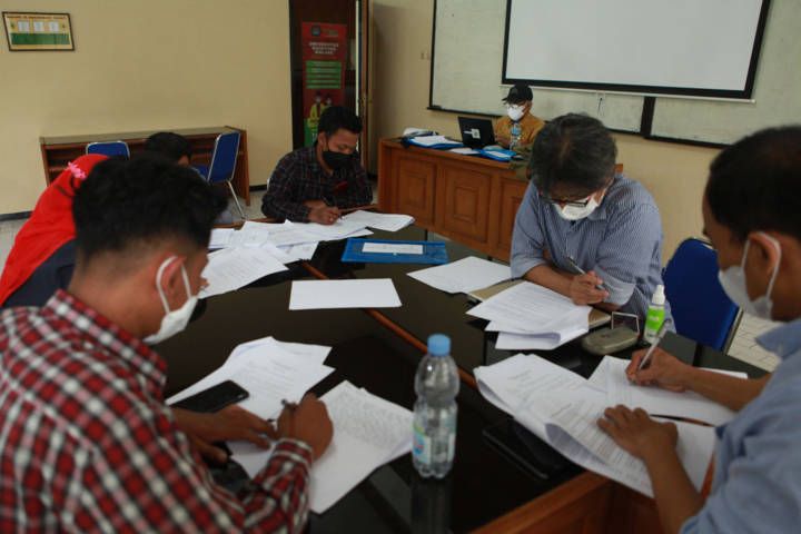 Para wartawan tampak mengerjakan materi ujian di Gedung Pascasarjana Uniga Malang, Kamis (09/09/2021). (Foto: Bayu Eka/Tugu Malang/Tugu Jatim)