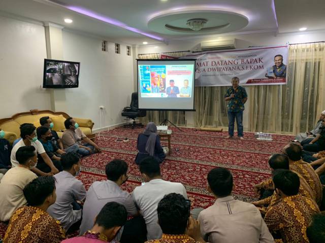 Dr Aqua Dwipayana saat Sharing Komunikasi dan Motivasi dengan puluhan pegawai Indonesia Exclusive Textile Group di Pekanbaru, Riau.(Foto: Dokumen/Tugu Jatim)