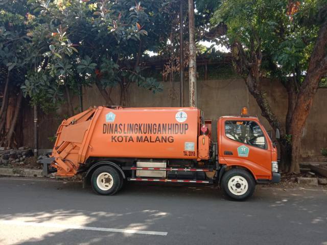 1 truk compactor sampah seharga Rp 1 miliar. (Foto: M. Sholeh/Tugu Malang/Tugu Jatim)