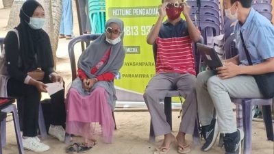 Petugas Komatda Kabupaten Tuban memeriksa mata pengunjung anak-anak dan remaja di Wisata Pantai Kelapa pada Minggu (05/09/2021). (Foto: Rudi Wibowo/Tugu Jatim)