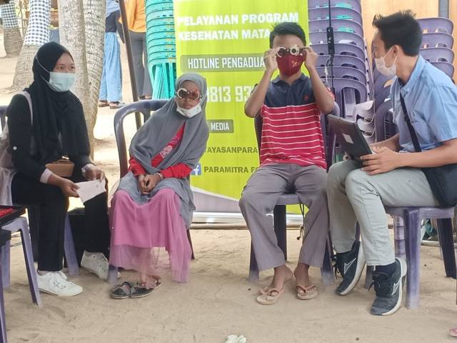 Petugas Komatda Kabupaten Tuban memeriksa mata pengunjung anak-anak dan remaja di Wisata Pantai Kelapa pada Minggu (05/09/2021). (Foto: Rudi Wibowo/Tugu Jatim)