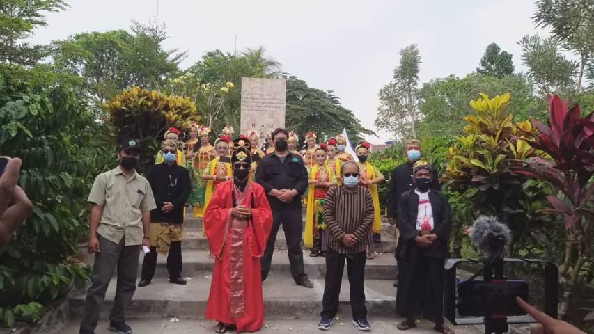 Anggota Pokdarwis Koeboeran Londo Kota Malang foto bersama setelah menggelar ritual "Hana O Maku" atau tabur bunga di Tugu Jepang, Kota Malang, Sabtu (25/09/2021).(Foto: Dokumen/Tugu Jatim)