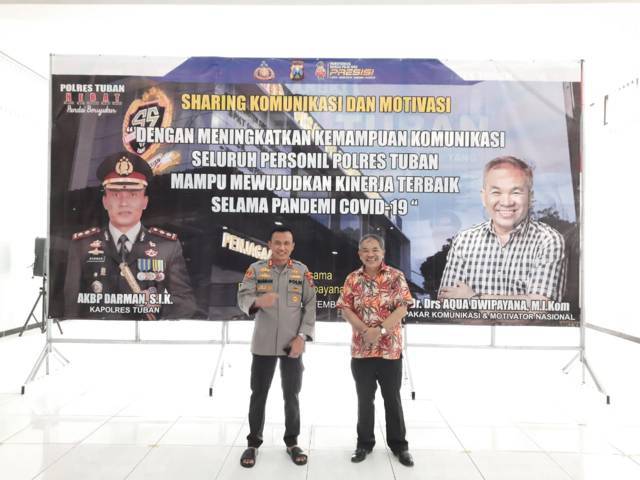 Kapolres Tuban AKBP Darman foto bersama usai Dr Aqua Dwipayana menyampaikan materi di Polres Tuban. (Foto: Dokumen/Tugu Jatim)