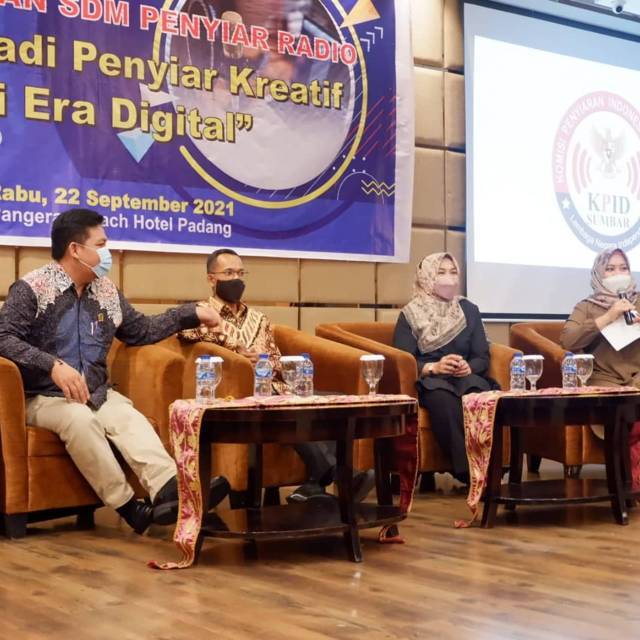 Dr. Elva Ronaning Roem saat menjadi narasum KPID Sumatera Barat bertajuk Pelatihan SDM Penyiaran Radio se-Sumatera Barat pada Senin, (20/9/2021). (Foto: Dokumen) tugu jatim