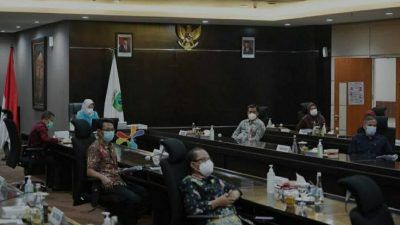 Rapat Penyelarasan Kebijakan Umum Anggaran Prioritas dan Plafon Anggaran Sementara (KUA-PPAS) APBD Kota Batu Tahun Anggaran 2022 secara virtual. (Foto: Prokopim Pemkot Batu) tugu jatim