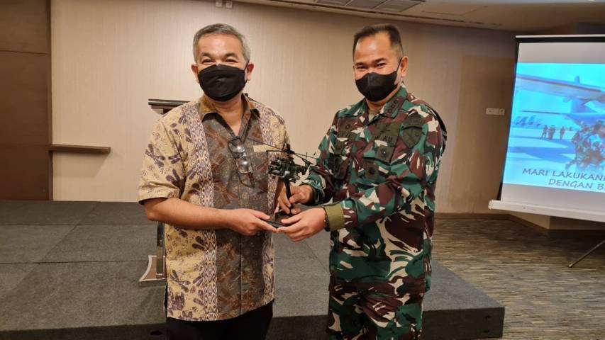 Dr Aqua Dwipayana menerima miniatur helikopter Super Puma sebagai kenang-kenangan dari Danlanud Sutan Sjahrir Padang Kolonel Pnb Muhammad Riza Yudha Fahlefie