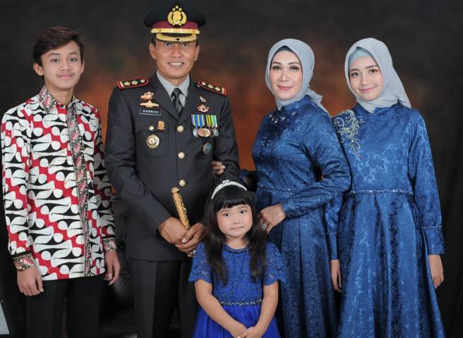 Kapolres Tuban, AKBP Darman bersama istri dan putra-putrinya. (Foto: Dokumen) tugu jatim