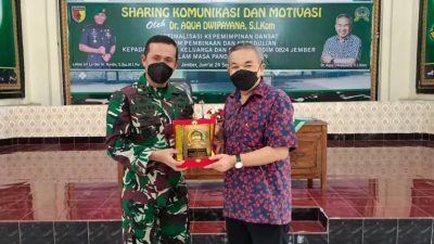 Pakar Komunikasi dan Motivator Nasional Dr Aqua Dwipayana bersama Dandim 0824/Jember, Jawa Timur, Letkol Inf La Ode Muhammad Nurdin. (Foto: Dokumen) tugu jatim