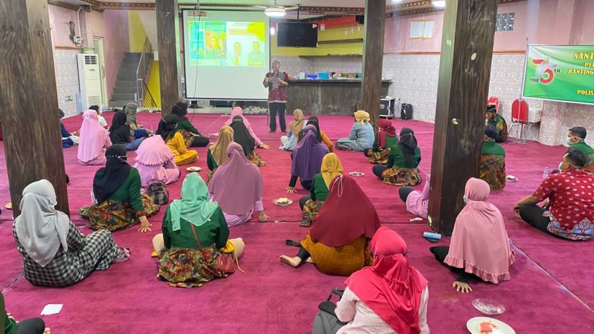 Dr Aqua Dwipayana saat Sharing Komunikasi dan Motivasi di Rumah Sakit Ibu dan Anak (RSIA) Hikmah Sawi, Bangkalan, Madura, pada Senin malam, 30 Agustus 2021 lalu. (Foto: Dokumen) tugu jatim
