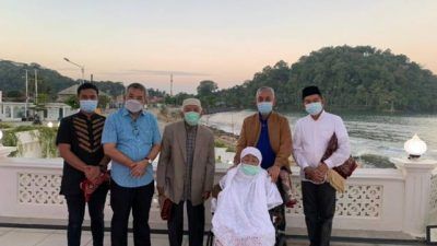 Dr Aqua Dwipayana bersama Arnes, kedua orangtuanya H. Azwar Hakim Datuk Rajo Sampono dan Hj. Anidar, menantu Tetuko Dwi Jatmiko serta Prof Werry Darta Taifur. (Foto: Dokumen) tugu jatim