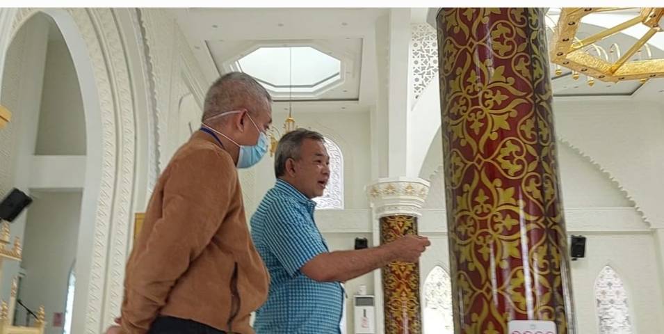 Dr Aqua Dwipayana didamping Arnes Azwar saat memotivasi seluruh pegawai Masjid Al-Hakim. (Foto: Dokumen) tugu jatim