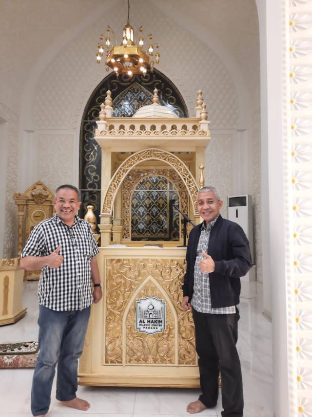 Dr Aqua Dwipayana bersama Arnes Azwar di dalam Masjid Al-Hakim.