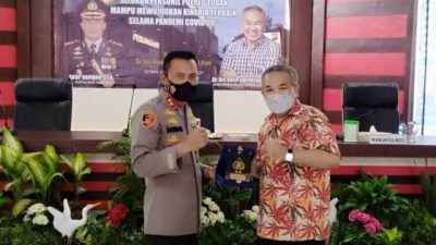 Kapolres Tuban, AKBP Darman saat memberikan cinderamata kepada Dr Aqua Dwipayana di Gedung Satya Sanika, Mapolres Tuban, Senin (13/9/2021). (Foto: Mochamad Abdurrochim/Tugu Jatim)