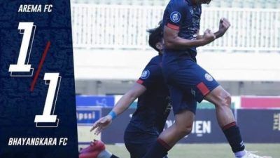 Dendi Santoso berselebrasi usai mencetak gol penyama kedudukan menjadi 1-1 ketika melawan Bhayangkara FC, Minggu (12/9/2021). (Foto: Instagram/Arema FC Official) tugu jatim