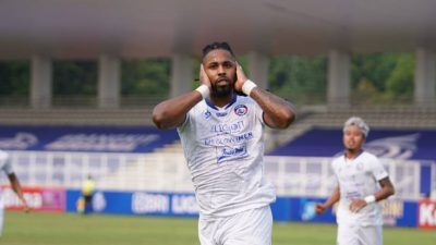 Pemain Arema FC, Carlos Fortes saat selebrasi gol perdananya bersama Singo Edan di ajang Liga 1 kala melawan Persipura Jayapura, Rabu (29/9/2021). (Foto: Media Officer Arema FC) tugu jatim