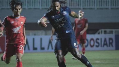 Eduardo Fortes saat mendribble bola pada laga Arema FC vs PSM Makassar di Stadion Pakansari, Bogor, Minggu (5/9/2021) malam. (Foto: Instagram/Arema FC Official) liga 1 tugu jatim