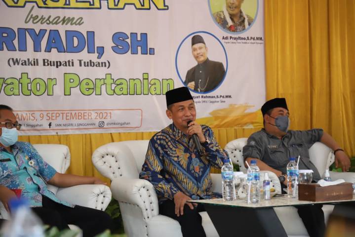 Wakil Bupati Tuban H. Riyadi saat memberikan motivasi di SMKN 1 Singgahan pada Kamis (09/09/2021). (Foto: Diskominfo Tuban/Tugu Jatim)