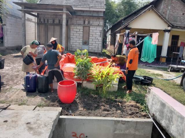 BPBD Bojonegoro mendistribusikan air bersih di Dukuh Temas, RT 05, RW 01, Desa Margoagung, Kecamatan Sumberrejo, Selasa (14/09/2021). (Foto: BPBD Bojonegoro/Tugu Jatim)