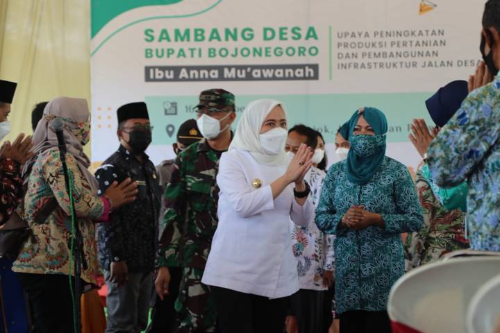 Bupati Bojonegoro, Anna Muawanah saat melakukan Sambang Desa di Dusun Pojok, Desa Pojok, Kecamatan Purwosari Bojonegoro, Kamis (16/09/2021). (Foto: Dokumen/Pemkab Bojonegoro) tugu jatim 