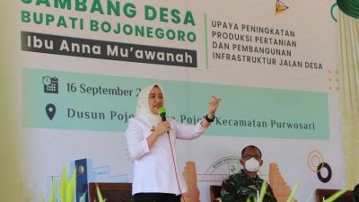 Bupati Bojonegoro, Anna Muawanah saat melakukan Sambang Desa di Dusun Pojok, Desa Pojok, Kecamatan Purwosari Bojonegoro, Kamis (16/09/2021). (Foto: Dokumen/Pemkab Bojonegoro) tugu jatim