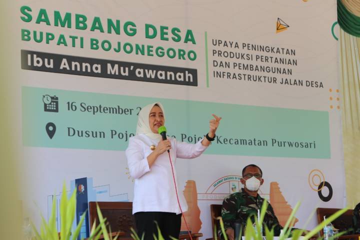 Bupati Bojonegoro, Anna Muawanah saat melakukan Sambang Desa di Dusun Pojok, Desa Pojok, Kecamatan Purwosari Bojonegoro, Kamis (16/09/2021). (Foto: Dokumen/Pemkab Bojonegoro) tugu jatim