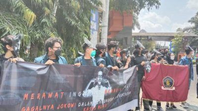 Aksi massa turun ke jalan menyuarakan tuntutan dalam 17 tahun kematian Munir di Jalan Veteran, Kota Malang, Selasa (07/09/2021). (Foto: M. Sholeh/Tugu Malang/Tugu Jatim)