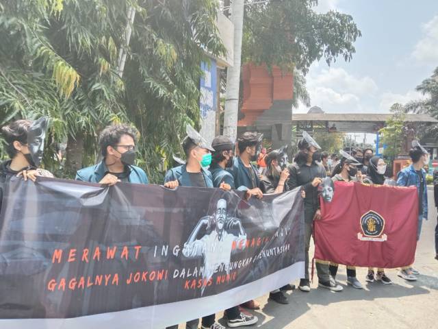 Aksi massa turun ke jalan menyuarakan tuntutan dalam 17 tahun kematian Munir di Jalan Veteran, Kota Malang, Selasa (07/09/2021). (Foto: M. Sholeh/Tugu Malang/Tugu Jatim)