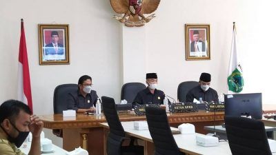 Ketua DPRD Kota Batu Asmadi (tengah) saat memimpin Rapat Paripurna penyampaian tanggapan Wali Kota atas pandangan Fraksi DPRD Kota Batu terkait pembahasan PAK 2021 pada Senin (27/09/2021) secara virtual. (Foto: M. Ulul Azmy/Tugu Malang/Tugu Jatim)