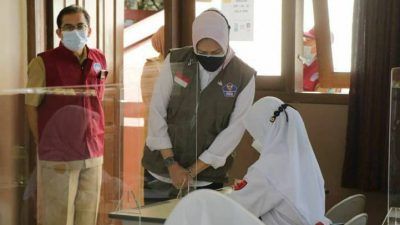 Wali Kota Batu Dewanti Rumpoko saat meninjau pelaksanaan sekolah tatap muka di MTsN 1 Batu, Senin (06/09/2021). (Foto:Prokopim KWB/Tugu Jatim)