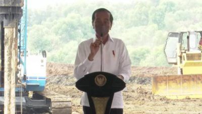 Presiden Jokowi dalam acara groundbreaking Pabrik Industri Baterai Kendaraan Listrik di Kabupaten Karawang, Jawa Barat, Rabu (15/09/2021). (Foto: YouTube Sekretariat Presiden/Tugu Jatim)