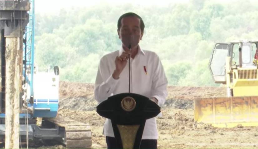 Presiden Jokowi dalam acara groundbreaking Pabrik Industri Baterai Kendaraan Listrik di Kabupaten Karawang, Jawa Barat, Rabu (15/09/2021). (Foto: YouTube Sekretariat Presiden/Tugu Jatim)