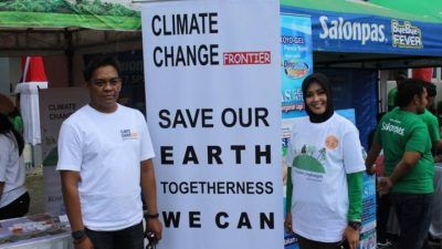 Founder Climate Change Frontier Eko Baskoro (kiri) pada sebuah kegiatan kampanye lingkungan. (Foto: Dokumen)